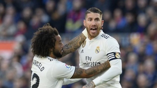 Marcelo merayakan golnya ke gawang Barcelona bersama Sergio Ramos pada lanjutan pertandingan La Liga, (28/10/2018). (JOSEP LAGO / AFP)