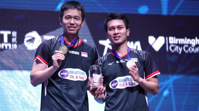 Pasangan ganda putra Indonesia, Hendra Setiawan/Mohammad Ahsan, menjuarai All England 2019, Minggu (10/3). [Humas PBSI]