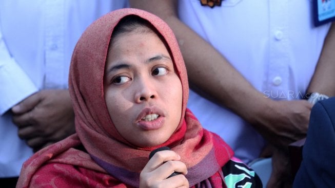 Siti Aisyah memberikan keterangan kepada wartawan saat tiba di Bandara Halim Perdanakusuma, Jakarta, Senin (11/3). [Suara.com/Arief Hermawan P]