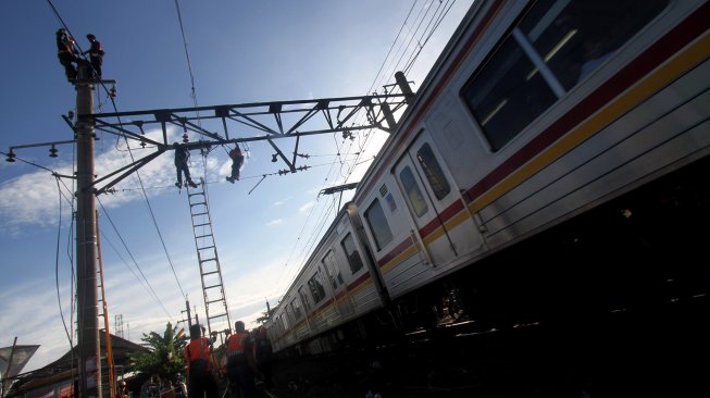 Pekerja memperbaiki jaringan Listrik Aliran Atas (LAA) pascakecelakaan KRL di kawasan Kebon Pedes, Bogor, Jawa Barat, Senin (11/3). [ANTARA FOTO/Yulius Satria Wijaya]