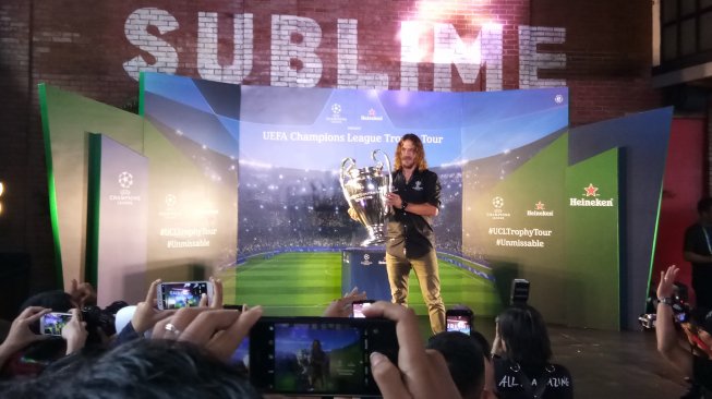 Legenda Barcelona, Carlos Puyol memamerkan trofi Liga Champions Eropa di Kawasan SCBD, Sudirman, Jakarta. (Suara.com. Adie Prasetyo)  