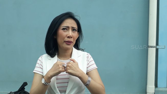 Dewi Sanca Unggah Foto Seronok Lagi, Warganet: Mbak Sudah ke Psikiater?