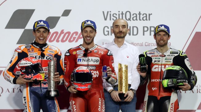 Pebalap Ducati, Andrea Dovizioso merayakan kemenanganya pada MotoGP Qatar di Sirkuit Losail, Qatar, Minggu (10/3). [KARIM JAAFAR / AFP]