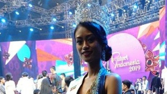 Miss Supranational Suriname 2019, Sri-Dewi Martomamat saat menghadiri Malam Grand Final Pemilihan Puteri Indonesia 2019 di Jakarta Convention Center (JCC), Jumat (8/3/2019). (Suara.com/Risna Halidi)