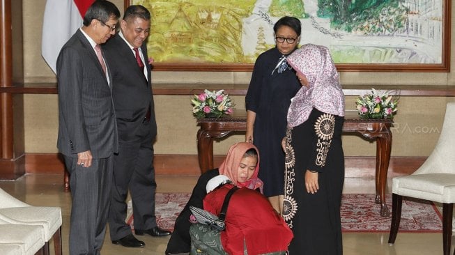 Menteri Luar Negeri Retno Marsudi dan Menteri Hukum dan HAM Yasonna Laoly saat serah terima Siti Aisyah kepada keluarga di Kementerian Luar Negeri, Jakarta, Senin (11/3). [Suara.com/Muhaimin A Untung]