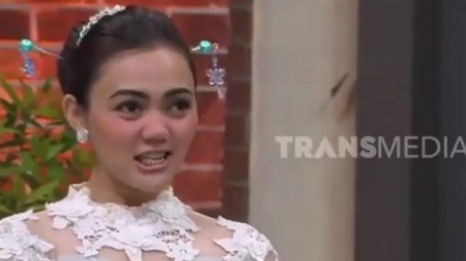 Rina Nose tirukan gaya dan cara bicara Syahrini. 