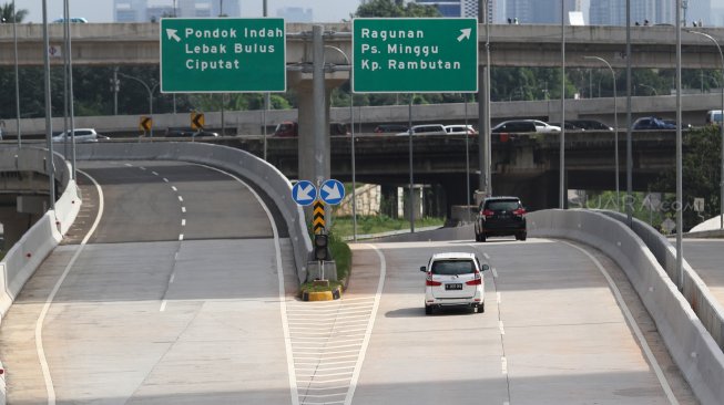 Sejumlah kendaraan melintasi gerbang tol Cilandak Utama di ruas tol Depok-Antasari (Desari), Jakarta, Senin (11/3).   [Suara.com/Arief Hermawan P]