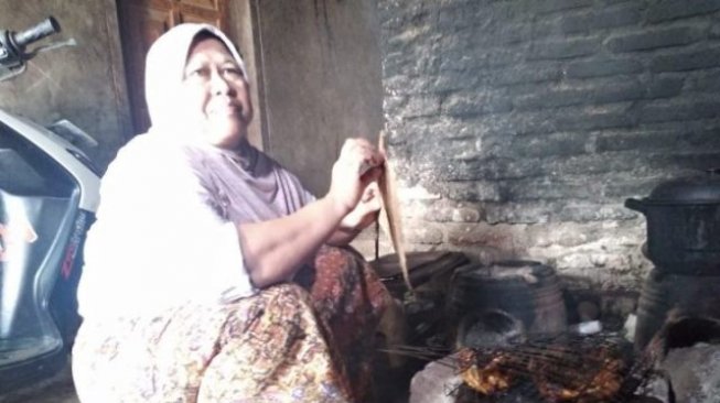 Keluarga Siti Aisyah masak makanan untuk menyambut pembebasan Siti. [Wahyu/bantennews]