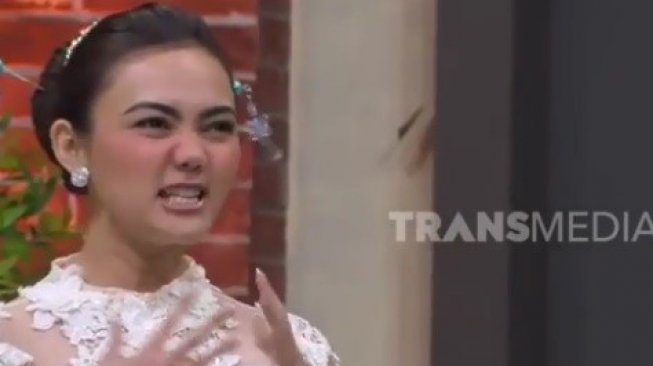 Rina Nose tirukan gaya dan cara bicara Syahrini. 