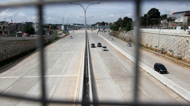 Sejumlah kendaraan melintasi gerbang tol Cilandak Utama di ruas tol Depok-Antasari (Desari), Jakarta, Senin (11/3).   [Suara.com/Arief Hermawan P]