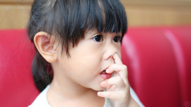 Bahaya anak makan upil, bisa sebabkan infeksi dan pendarahan. (Shutterstock)