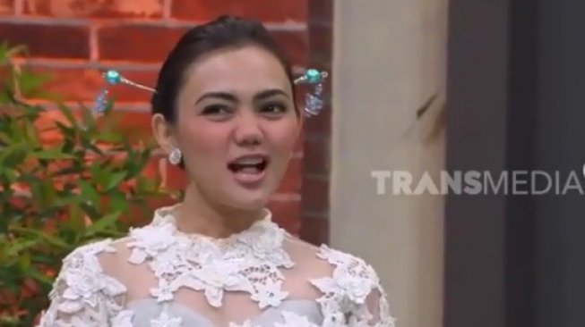 Rina Nose tirukan gaya dan cara bicara Syahrini. 