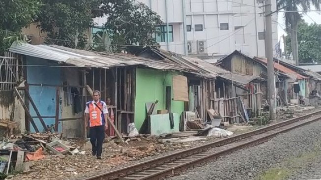 Setelah Insiden KRL Anjlok, Warga Bantaran Rel Kebon Pedes Resah