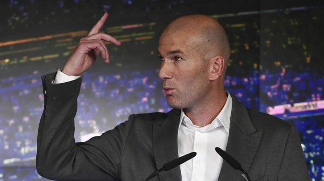 Zinedine Zidane saat konferensi pers di Madrid, Spanyol, Senin (11/3). [Pierre-Philippe Marcou/AFP]