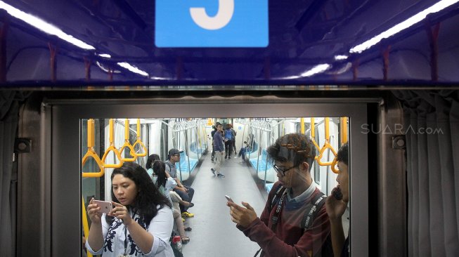 Suasana perjalanan penumpang menggunakan Mass Rapid Transit (MRT) di Stasiun MRT Lebak Bulus di Jakarta, Selasa (12/3). [Suara.com/Arief Hermawan P]  