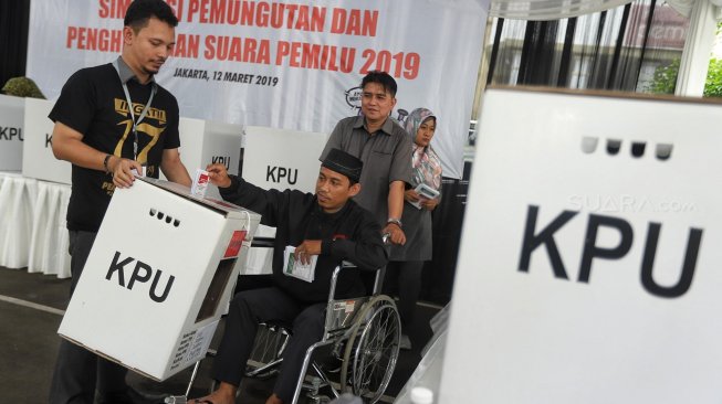 Simulasi Pemungutan dan Perhitungan Suara Pemilu 2019 di Kantor KPU, Selasa (12/3). [Suara.com/Muhaimin A Untung]