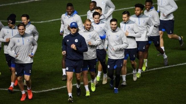 Pemain Schalke berlatih di Manchester jelang leg kedua babak 16 besar Liga Champions kontra Manchester City yang akan digelar di Etihad Stadium, Rabu (13/3/2019) [AFP]