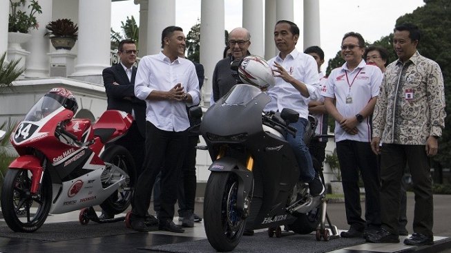 "Ditantang" Geber Replika Honda RC213V-S, Jokowi "Menyerah"