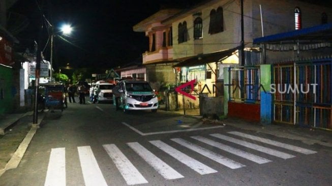 Suasana di lokasi kejadian yang sudah disterilkan. Tampak Ambulance disiagakan dan pasukan Brimob disiagakan malam ini sekitar pukul 21.42.00WIB. [Antara Sumut/Jason]