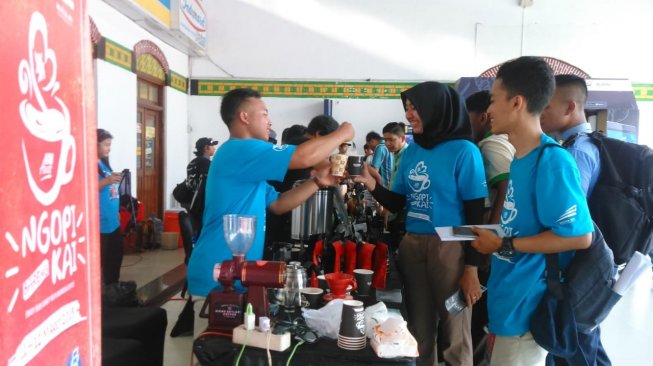 KAI Bagikan 3.750 Cup Kopi Gratis di Stasiun Tawang