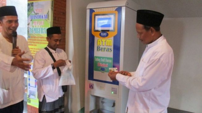 Ada ATM Beras untuk Fakir Miskin di Masjid Kediri, Inspiratif