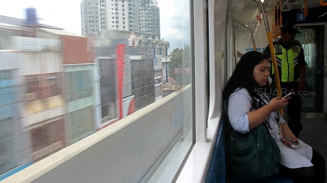 Suasana perjalanan penumpang menggunakan Mass Rapid Transit (MRT) di Stasiun MRT Lebak Bulus di Jakarta, Selasa (12/3). [Suara.com/Arief Hermawan P]  