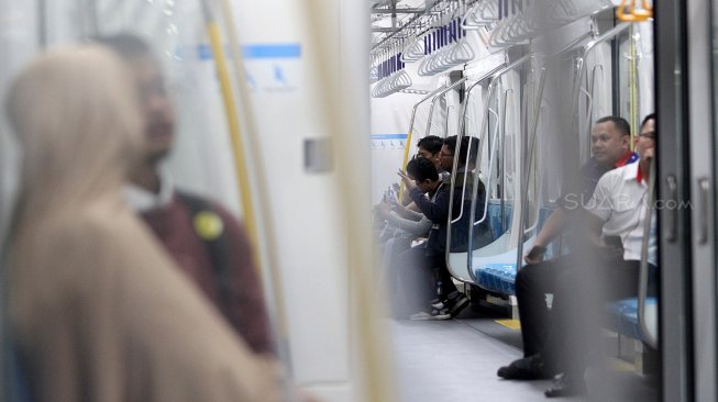 Suasana perjalanan penumpang menggunakan Mass Rapid Transit (MRT) di Stasiun MRT Lebak Bulus di Jakarta, Selasa (12/3). [Suara.com/Arief Hermawan P]  