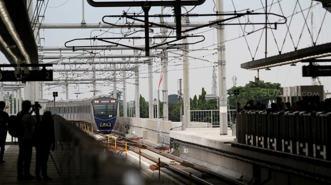 Suasana perjalanan penumpang menggunakan Mass Rapid Transit (MRT) di Stasiun MRT Lebak Bulus di Jakarta, Selasa (12/3). [Suara.com/Arief Hermawan P]  