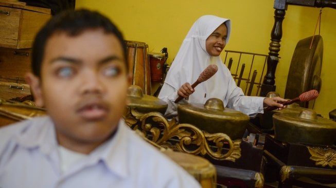 Siswa difabel melaksanakan ujian praktik musik  gamelan di SLBN A Kota Bandung, Jawa Barat, Selasa (12/3).[ANTARA FOTO/Raisan Al Farisi]