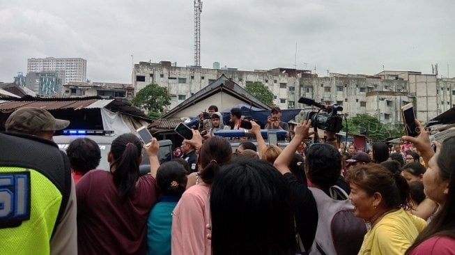 Polisi menggelar agenda rekonstruksi kasus pembunuhan mayat dalam karung Eljon Manik. (Suara.com/Arga)