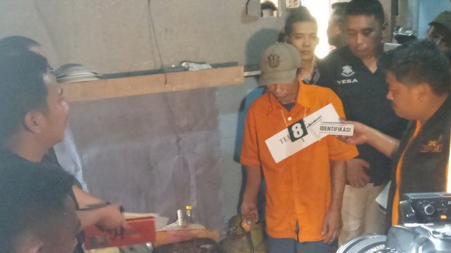 Rekonstruksi Mayat Dalam Kantong Plastik di Gudang Arang Bekasi