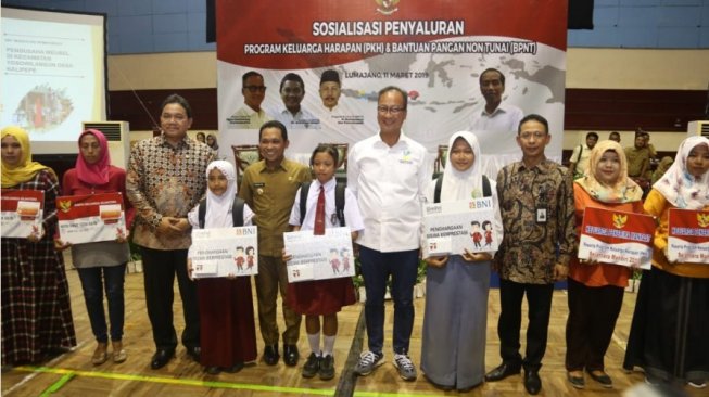 Menteri Sosial Agus Gumiwang Kartasasmita, menyalurkan bantuan Program Keluarga Harapan (PKH) dan Bantuan Pangan Non Tunai (BPNT) Tahap l 2019, senilai total Rp 64.213.060.000 untuk Kabupaten Lumajang, Jawa Timur. (Dok: Kemensos)