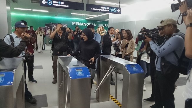 Uji Coba MRT. (Suara.com/Achmad Fauzi)