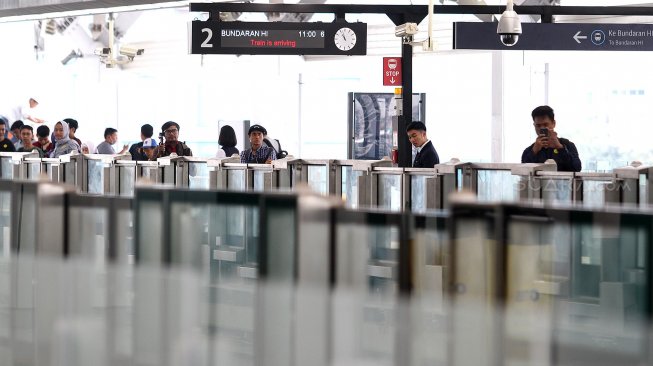 Suasana perjalanan penumpang menggunakan Mass Rapid Transit (MRT) di Stasiun MRT Lebak Bulus di Jakarta, Selasa (12/3). [Suara.com/Arief Hermawan P]  