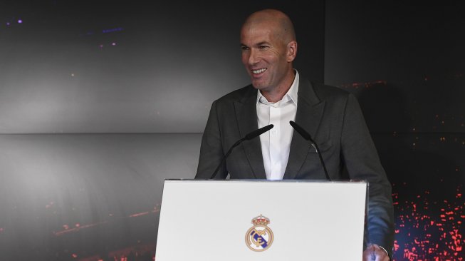 Zinedine Zidane saat konferensi pers di Madrid, Spanyol, Senin (11/3). [Pierre-Philippe Marcou/AFP]