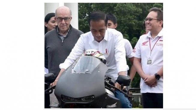 Presiden Jokowi didampingi CEO Dorna, Carmelo Ezpeleta tengah mengagumi replika Honda RC213V-S [Instagram: @jokowi_one01].