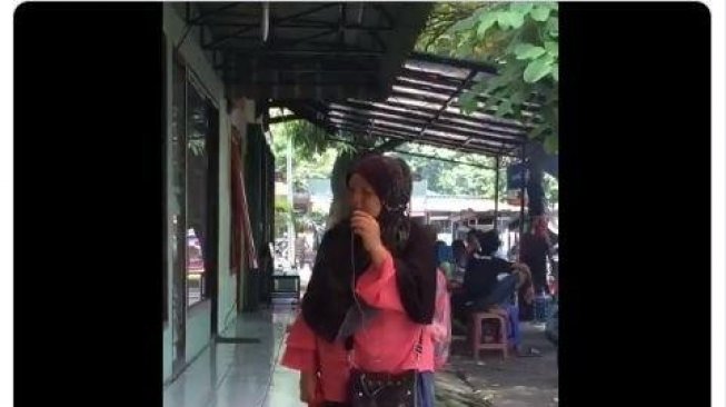 Suaranya Tak Kalah dari Syahrini, Ibu Berjilbab Ngamen di Warung Viral