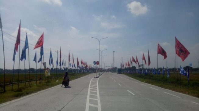 Jalan Menuju Pintu Tol Sragen  Ngawi Penuh Bendera Parpol