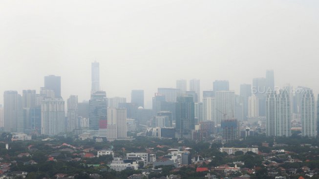 Suasana kota Jakarta dari ketinggian, Rabu (13/3). [Suara.com/Muhaimin A untung]