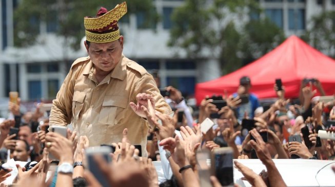 Emak-emak Teriak Histeris: Pak Buka pak, Buka Pak Prabowo