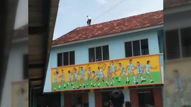 Nembak Cewek Tapi Ditolak, Siswa Coba Terjun dari Lantai 2 Gedung Sekolah