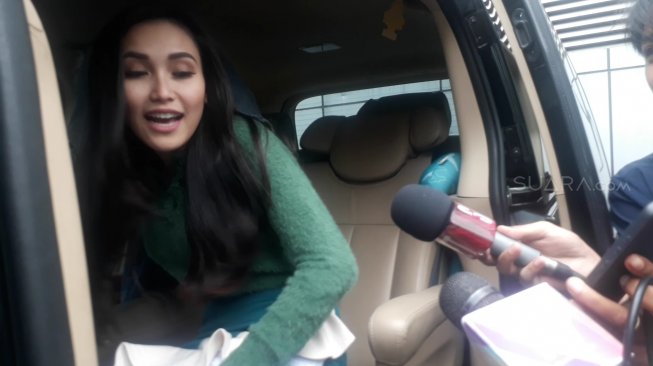 Ayu Ting Ting di Jalan Kapten P. Tendean, Mampang Prapatan, Jakarta Selatan, Rabu (13/3/2019). [Sumarni/Suara.com]