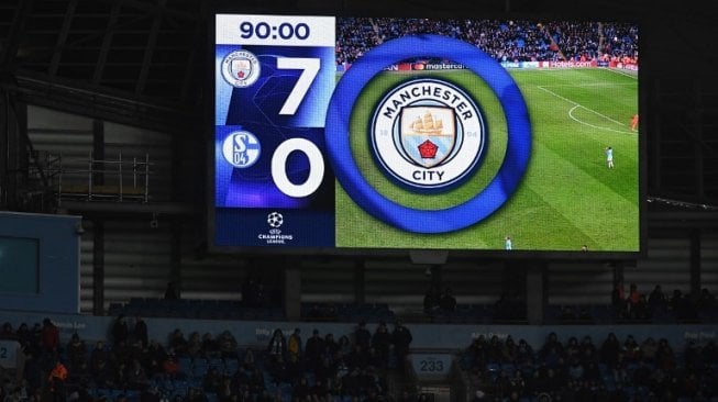 Papan skor akhir 7-0 pada laga Manchester City vs Schalke di leg kedua babak 16 besar Liga Champions di Etihad Stadium. Paul ELLIS / AFP