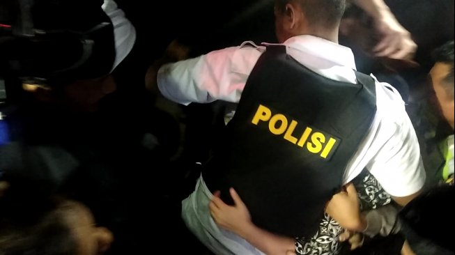 Wajah Siti Aisyah Ditutup Kain, Polisi dan Awak Media Cekcok