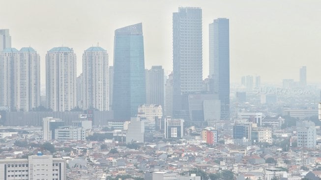 Suasana kota Jakarta dari ketinggian, Rabu (13/3). [Suara.com/Muhaimin A untung]