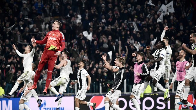 Para pemain Juventus merayakan kemenangan di akhir pertandingan leg kedua babak 16 besar Liga Champions antara Juventus  melawan Atletico Madrid,  di Allianz Stadium, Turin, Italia, Rabu (13/3) dini hari WIB. [Marco BERTORELLO / AFP]