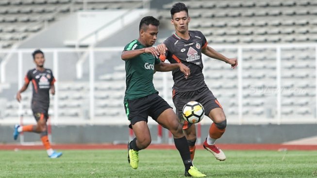 Pemain Timnas Indonesia U-23 Osvaldo Haay mencoba merebut bola dihadang pemain Semen Padang dalam laga uji coba di Stadion Madya, Kompleks Gelora Bung Karno, Senayan, Jakarta, Selasa (12/3). [Suara.com/Muhaimin A Untung]