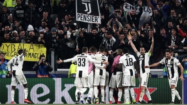 Cristiano Ronaldo (tengah) dan para pemain Juventus lainnya merayakan kemenangan atas Atletico Madrid di leg kedua babak 16 besar Liga Champions di Juventus stadium. Isabella BONOTTO / AFP