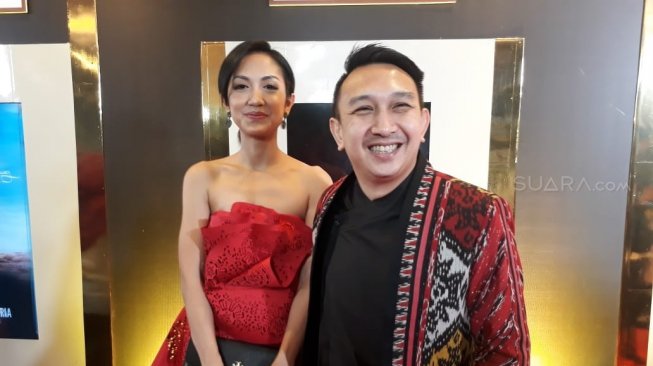 Augie Fantinus dan istrinya Adriana Bustami di Indonesian Movie Actors (IMA) Awards 2019. [Sumarni/Suara.com]