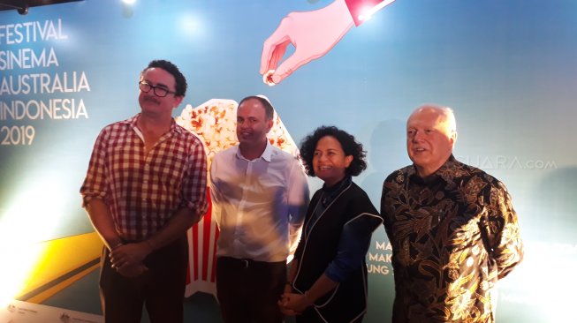 Mira Lesmana dan Duta Besar Australia, Gary Quinlan, di pembukaan FSAI 2019 di CGV Jakarta Pusat, Kamis (14/3/2019). [Wahyu Tri Laksono/Suara.com]